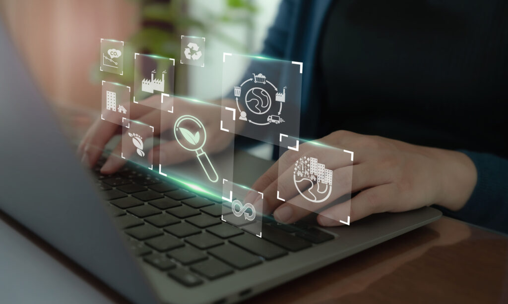 Profissional usando laptop com ícones de sustentabilidade ambiental e gestão de resíduos